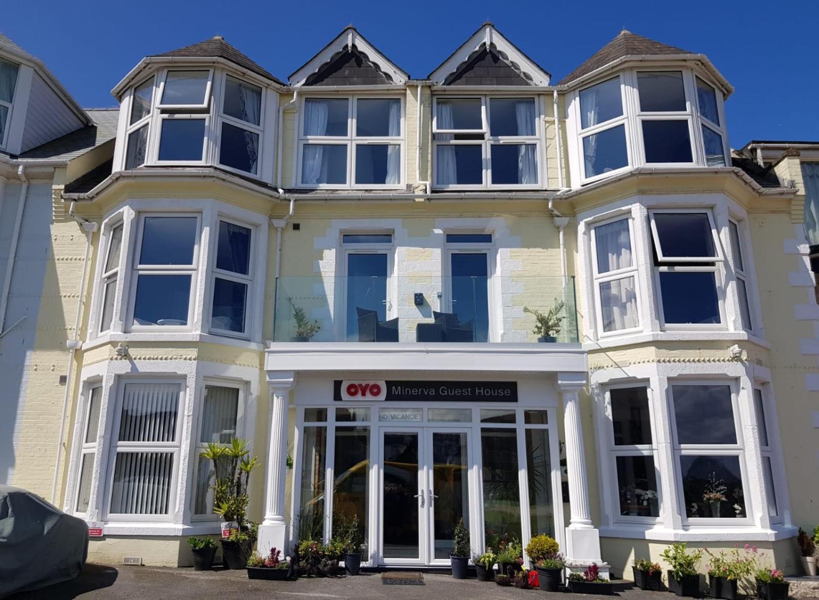 Oyo Minerva Guesthouse New Quay Kültér fotó
